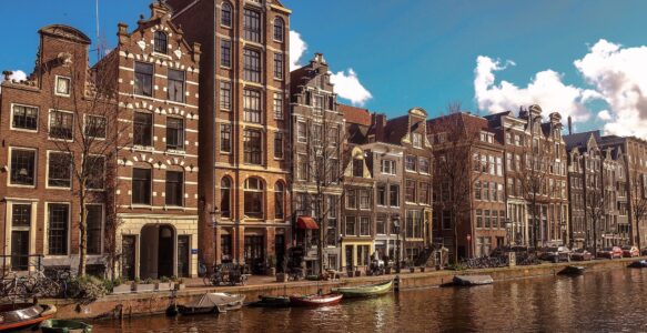 Dicas de Turismo Para o(a) Viajante Aproveitar Amsterdã na Holanda