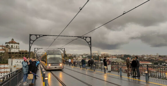 Dicas Para o Turista Usar o Metrô e o Ônibus na Cidade do Porto em Portugal