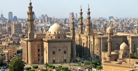 A Mesquita Aqsunqur: Uma Janela Para a História de Cairo