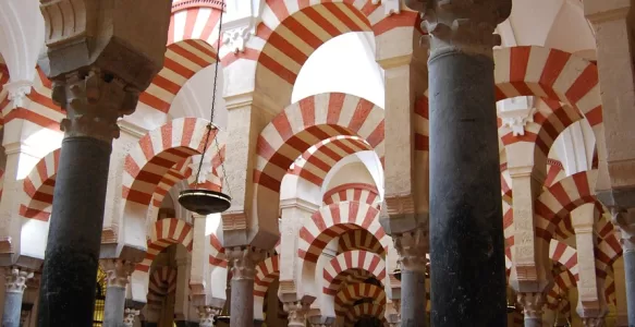 A Mesquita-Catedral de Córdoba: Uma Jóia da Arquitetura e da História na Espanha