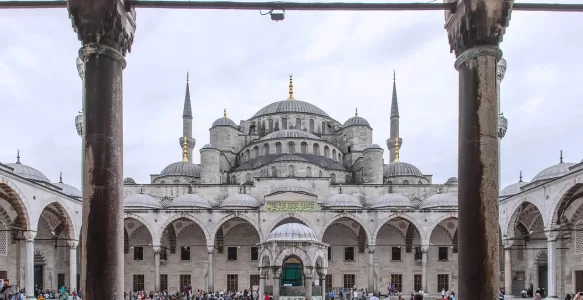 A Mesquita Azul de Istambul: Uma Jóia Arquitetônica e Espiritual