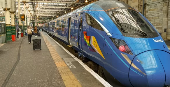 Como é a Experiência de Viajar no Trem de Alta Velocidade Lumo de Londres Para Edimburgo