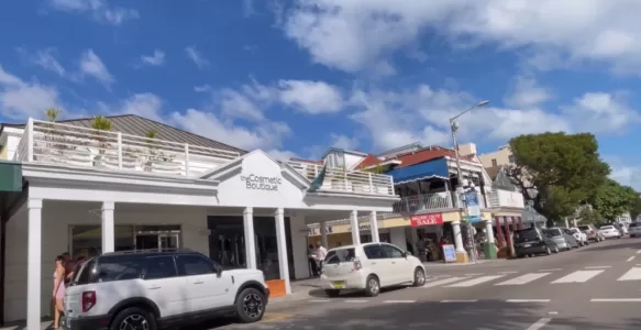 Um Passeio Pelo Centro de Nassau: O Coração Histórico e Comercial das Bahamas