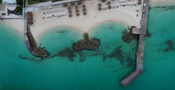Explore o Encanto de Cable Beach em Nassau: Sol, Mar e Entretenimento