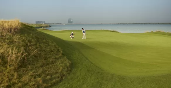 Golfe em Abu Dhabi: Oásis Verdejante e Desafios na Beira do Golfo
