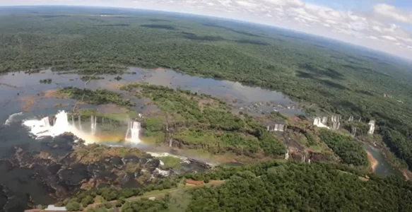 Foz do Iguaçu Vista do Alto: A Magia do Sobrevôo de Helicóptero Sobre as Cataratas