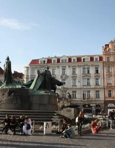 Descubra a Magia da Praça da Cidade Velha em Praga: Um Passeio pelos Séculos de História