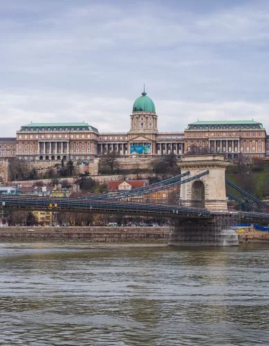 Explore o Morro do Castelo e a Cidade Velha de Budapeste: Viagem Pela História e Cultura da Capital Húngara
