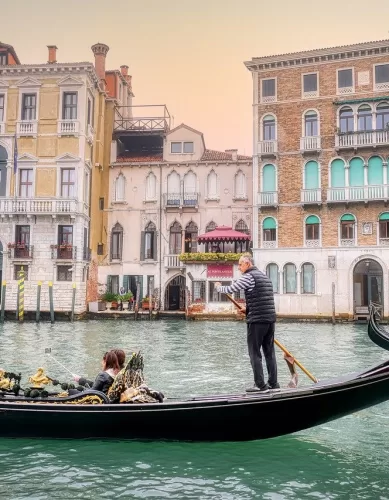 Como Começou a Tradição do Passeio de Gôndola por Veneza na Itália