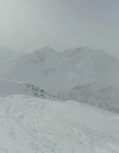 O que é e Como se Forma uma Avalanche na Montanha de Neve