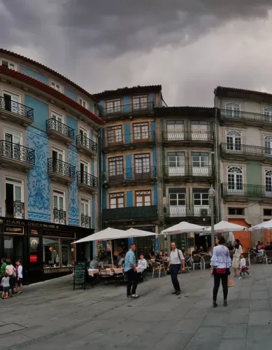 Gaste Tempo Caminhando Pelas Ruas e Ruelas na Cidade do Porto em Portugal