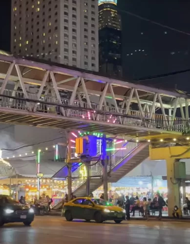 Explore o Talad Neon Night Market em Bangkok na Tailândia