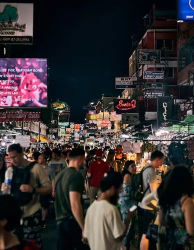 Descubra Caminhando a Khao San Road em Bangkok na Tailândia