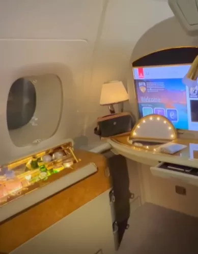 Voar na Primeira Classe da Emirates Emitindo a Passagem Aérea com Milhas Skywards