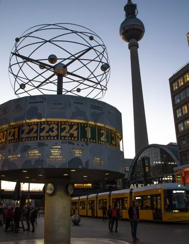 Turismo na Alexanderplatz em Berlim na Alemanha