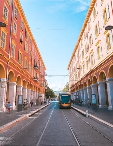 Explore Nice na França a Bordo do VLT: Guia Útil Para Turistas