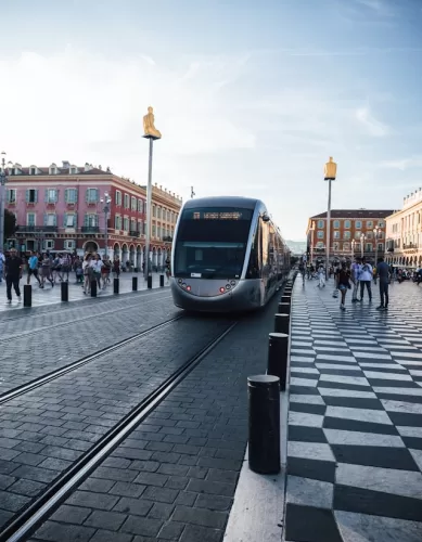 Motivos Para o Turista Optar por Usar o VLT nos Deslocamentos em Nice na França