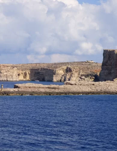 Comino: A Menor das Ilhas do Arquipélago Maltês