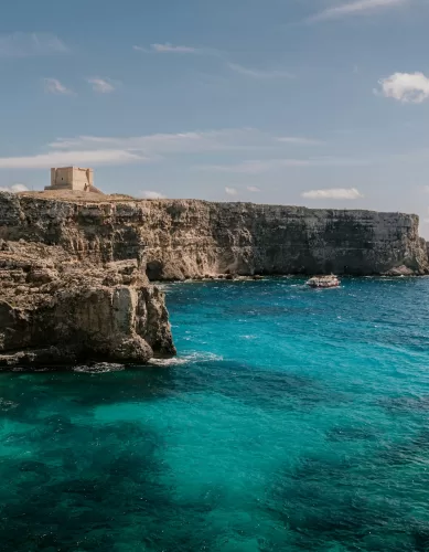 Explore Comino: Como Chegar na Ilha Azul Turquesa