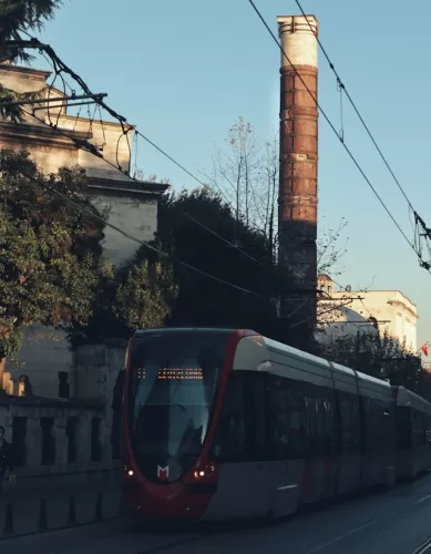 Use o VLT (Veículo Leve Sobre Trilhos) Tramvay em Istambul na Turquia