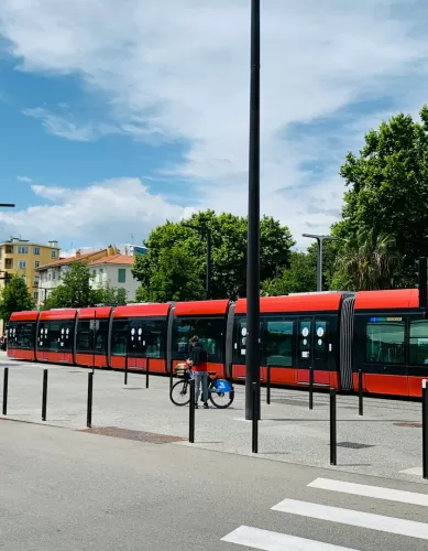 Atrações Turísticas de Nice na França Onde é Possível Chegar de VLT