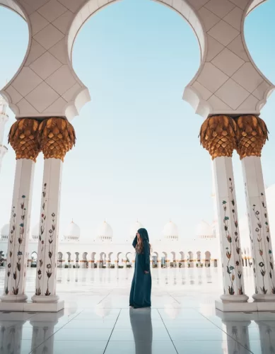 Qual Roupa a Turista Mulher Deve Usar ao Visitar uma Mesquita em Viagem?