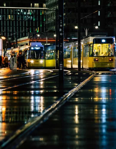 Todo Cuidado é Pouco em Destino no Exterior Onde Existe Carro, Bonde, Bicicleta e Pedestre Dividindo o Mesmo Espaço