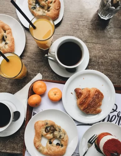 Café da Manhã x Pequeno Almoço em Hotel: Quais as Diferenças?