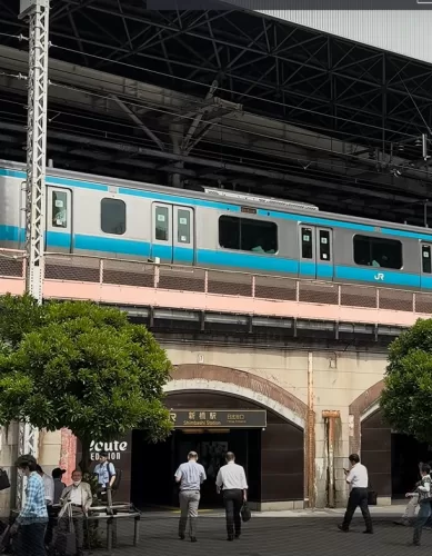 A Estação Shimbashi: Um Hub Vital no Coração de Tóquio