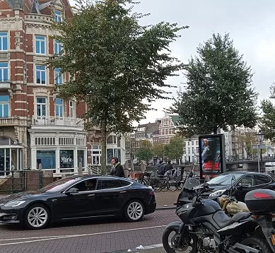 Turista, Cuidado com as Bicicletas Pelas Ruas em Amsterdã na Holanda