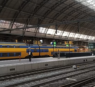 Como é a Estação Central de Trens em Amsterdã na Holanda