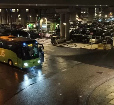 Embarque e Desembarque dos Ônibus da FlixBus na Estação Sloterdijk em Amsterdã