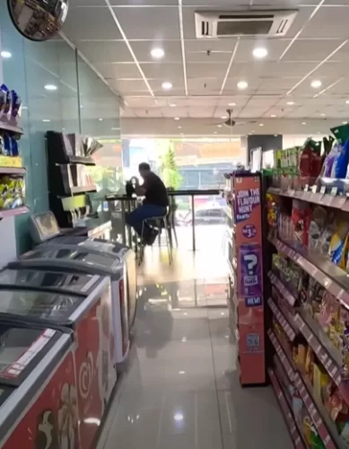 Comparativo Entre as Lojas de Conveniência 7-Eleven, KK Super Mart, Watsons, MyNews em Kuala Lumpur na Malásia