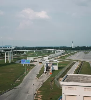 Como o Viajante Pode se Deslocar Entre o Aeroporto Internacional de Kuala Lumpur (KLIA) e a Cidade de Kuala Lumpur na Malásia