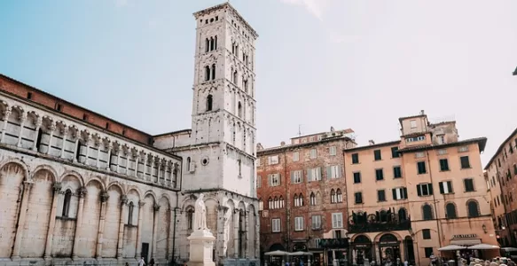 Turismo na Piazza dell’Anfiteatro em Lucca na Itália