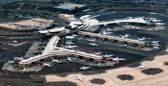 Os Melhores e Piores Aeroportos dos Estados Unidos para Viajantes a Negócios: Avaliações, Acessos e Eficiência no Transporte até o Centro das Cidades