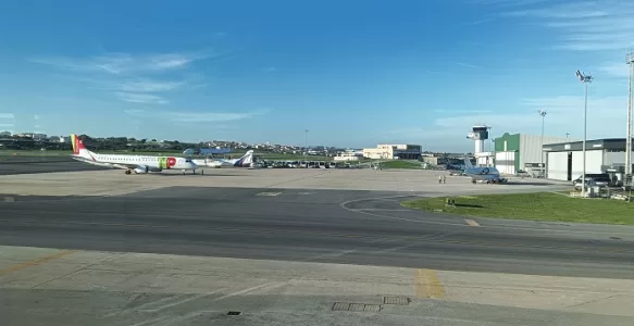 Atenção Passageiros Passando Pelo Aeroporto Humberto Delgado em Lisboa em Portugal – LIS: Atrasos são Constantes Porque o Aeroporto Está Saturado Pelo Porte que não Comporta a Quantidade de Vôos